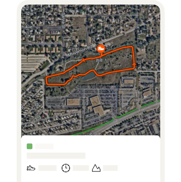 帶有橘色折線的 3D 地圖顯示 Strava 活動的路線。